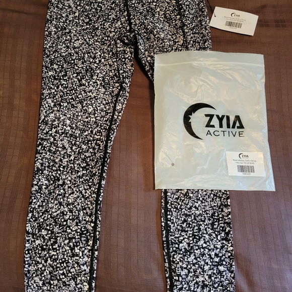 ZYIA black mosaic soft n Snug leggings - Picture 4 of 6